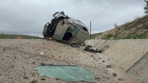 Devrilen otomobilde biri bebek 3 kişi yaralandı
