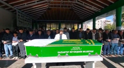 Devrilen otomobilde hayatını kaybeden kadın, memleketinde defnedildi
