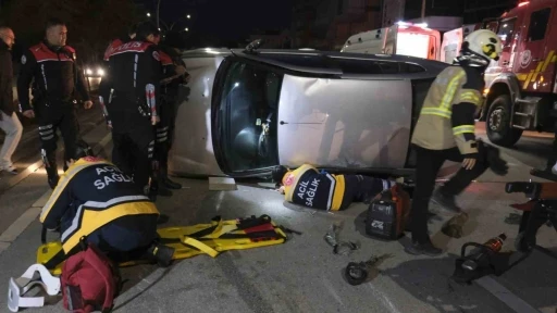 Devrilen otomobilin altında kalan s&uuml;r&uuml;c&uuml; itfaiye ekiplerince &ccedil;ıkarıldı
