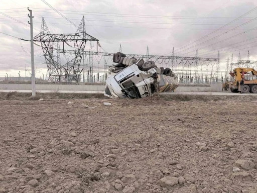 Devrilen tır karayolunu ulaşıma kapattı
