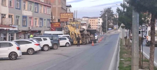 Devrilen tır park halindeki 7 araca &ccedil;arptı
