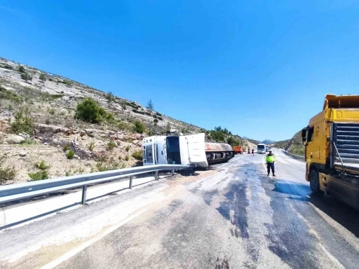 Devrilen tırda yüklü zift yola saçıldı
