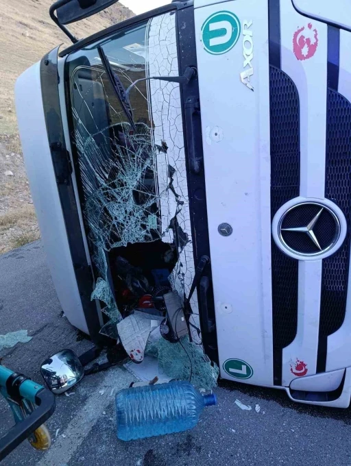 Devrilen tırın sürücüsü yaralandı
