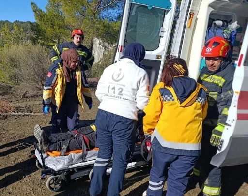 Devrilen trakt&ouml;r s&uuml;r&uuml;c&uuml;s&uuml; itfaiye tarafından kurtarıldı
