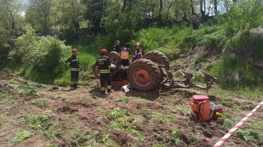 Devrilen traktörün altında hayatını kaybetti
