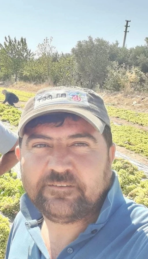 Devrilen traktörünün altında hayatını kaybetti
