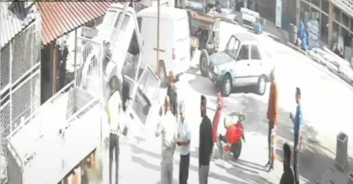 Devriye g&ouml;revindeki polis memuru yanan kamyonete m&uuml;dahale edip s&ouml;nd&uuml;rd&uuml;
