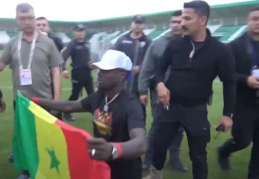 Diagne&rsquo;ye bayrak m&uuml;dahalesi: Senegal bayrağı yanlış anlaşıldı
