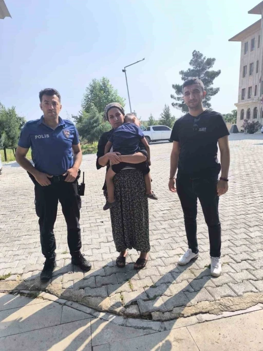 Dicle’de kayıp çocuk, polis tarafından bulunarak ailesine teslim edildi
