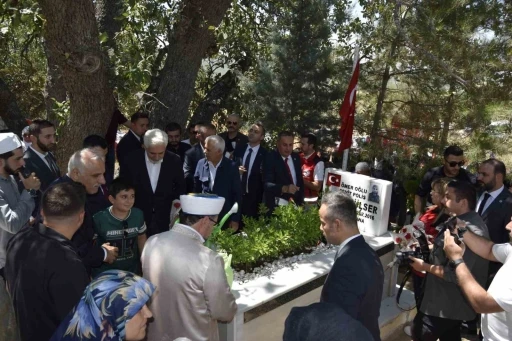 Dicle&rsquo;de şehitler kabirleri başında anıldı
