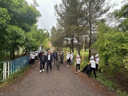 Dicle Kaymakamı Mustafa Atış, yeşil vatan i&ccedil;in &ouml;ğrencilerle birlikte okul bah&ccedil;esini temizledi
