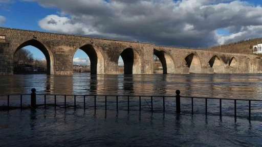Dicle Nehri&rsquo;nde y&uuml;kselen su seviyesi dronla g&ouml;r&uuml;nt&uuml;lendi
