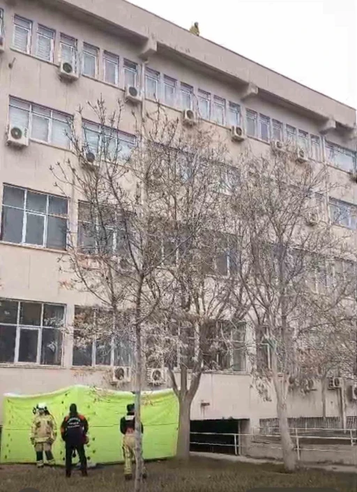 Dicle &Uuml;niversitesi&rsquo;nde intihar girişiminde bulunan şahıs &ccedil;atıdan indirildi
