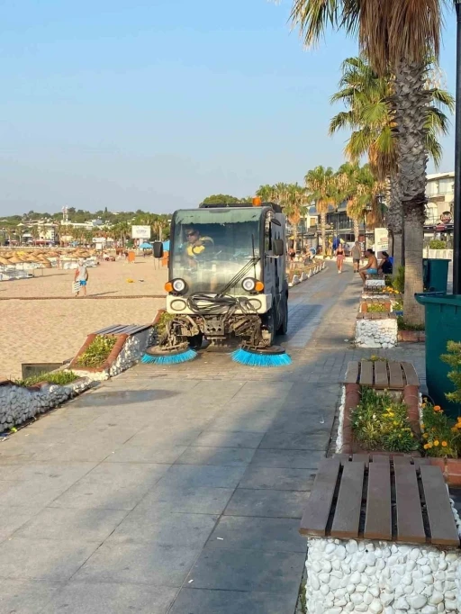 Didim Belediyesi sahil temizliğini aralıksız sürdürüyor
