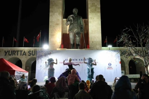 Didim Cumhuriyet Kent Meydanı&rsquo;nda yılbaşı coşkusu her akşam devam ediyor
