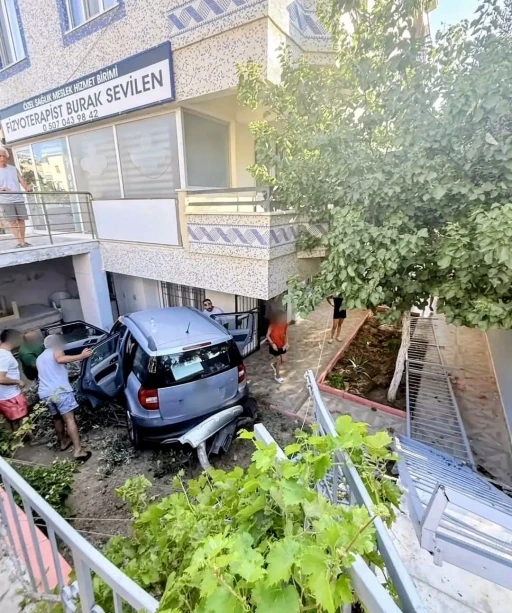 Didim&rsquo;de ara&ccedil; evin bah&ccedil;esine u&ccedil;tu
