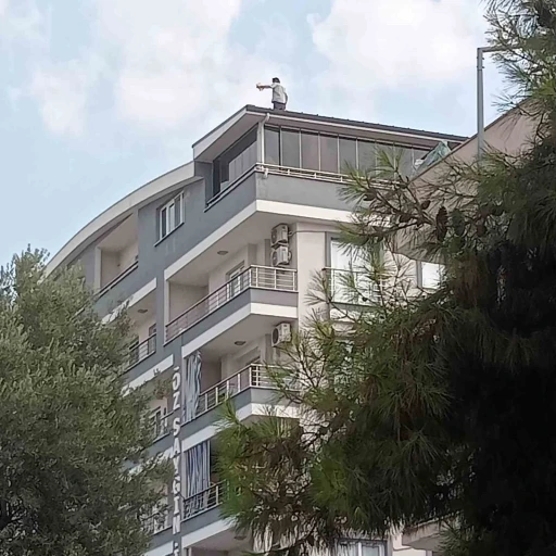 Didim’de çatıya çıkan şahsı polis ikna etti
