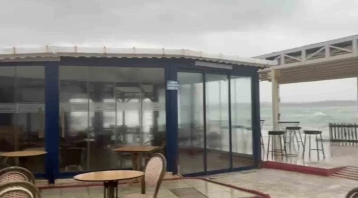 Didim&rsquo;de fırtına etkili oldu: Deniz taştı, kafeyi su bastı
