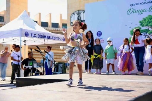 Didim&rsquo;de minik tasarımcılar geri d&ouml;n&uuml;ş&uuml;m defilesiyle &ccedil;evreye dikkat &ccedil;ekti
