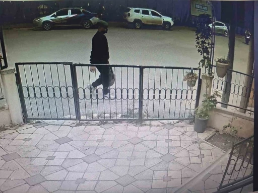 Didim&rsquo;de "polisiz" diyerek dolandırdılar, ka&ccedil;arken kaza yapınca yakalandılar
