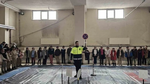 Digor&rsquo;da &ouml;ğrencilere uygulamalı trafik eğitimi verildi
