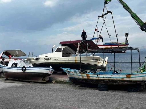 Dikili&rsquo;de balık&ccedil;ı tekneleri fırtınaya karşı karaya alındı
