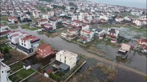 Dikili&rsquo;de yağış durdu, sular kaldı
