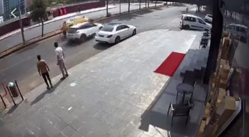 Dikkatsiz sürücü, taksinin yan yatmasın atmasına neden oldu
