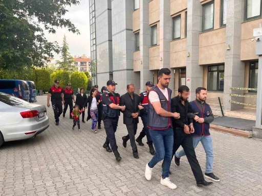 Dil düşürerek 9 ilde hırsızlık yapan kadın ve ailesi, 600 bin liralık son işlerinde yakalandı

