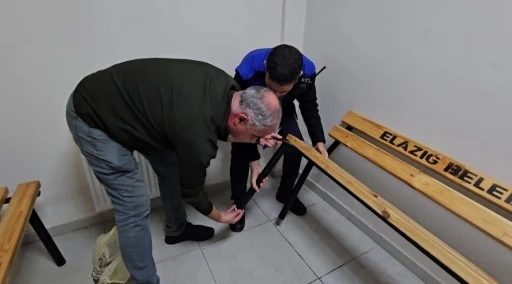 Dilenci yakayı ele verdi, parayı sakladığı yer şaşkına &ccedil;evirdi
