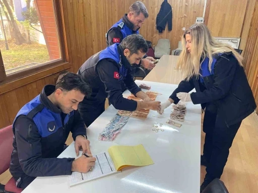 Dilencinin üzerinden 3 bin 731 TL para çıktı
