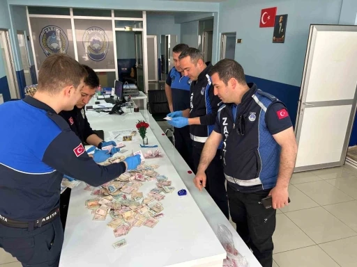 Dilencinin &uuml;zerinden &ccedil;ıkan para şaşırttı