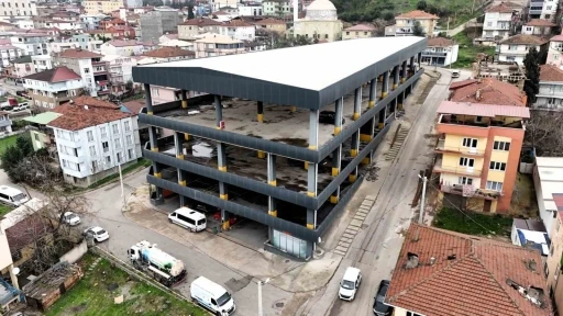 Dilovası&rsquo;ndaki katlı otopark belediye hizmet binasına d&ouml;n&uuml;şt&uuml;r&uuml;l&uuml;yor
