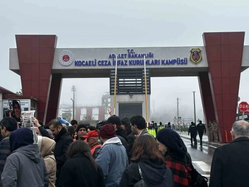 Dilovası&rsquo;ndaki parf&uuml;m tesisi yangını davasında sanıklar hakim karşısında
