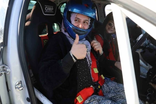 Dimili kadınlardan copilot deneyimi
