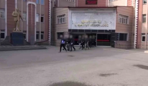 Dini istismar eden ter&ouml;r yapılanmasına eş zamanlı baskın: 4 tutuklama
