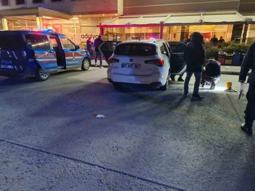 Dinlenme tesisinde 5 g&uuml;nd&uuml;r park halinde olan otomobilden ceset &ccedil;ıktı
