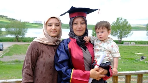 Diplomasını kucağında ki torunuyla birlikte aldı
