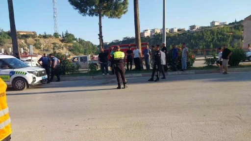 Direğe &ccedil;arpan motosikletin s&uuml;r&uuml;c&uuml;s&uuml; hayatını kaybetti
