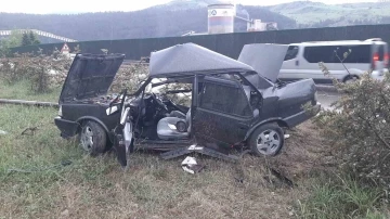 Direğe çarpan otomobil hurdaya döndü, sürücü ağır yaralandı
