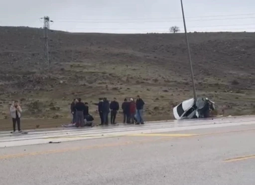 Direğe &ccedil;arpan otomobil ikiye katlandı: 1 yaralı
