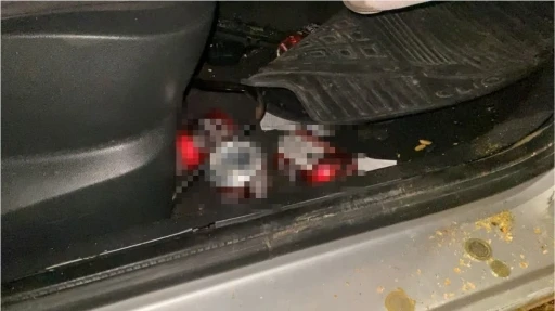 Direğe &ccedil;arpan otomobildeki 4 kişi yaralandı: Ara&ccedil;tan alkol kutuları &ccedil;ıktı
