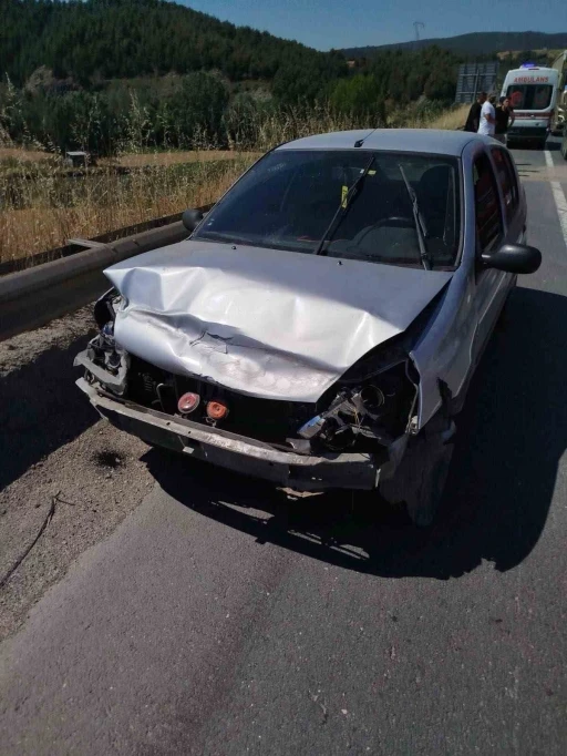 Direksiyon başında baygınlık ge&ccedil;iren s&uuml;r&uuml;c&uuml; ref&uuml;je &ccedil;arptı: 1 yaralı
