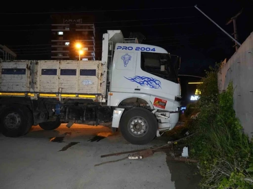 Direksiyon başında fenalaşan s&uuml;r&uuml;c&uuml;, istinat duvarına &ccedil;arptı
