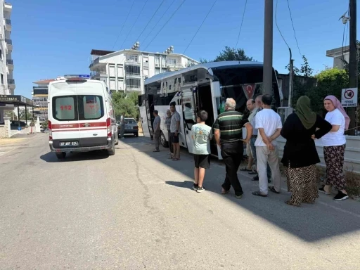 Direksiyon başında rahatsızlanan servis şof&ouml;r&uuml;n&uuml;n kullandığı midib&uuml;s direğe &ccedil;arptı
