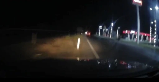 Direksiyon başında uyuyan s&uuml;r&uuml;c&uuml; yoldan &ccedil;ıktı, facia kıl payı atlatıldı
