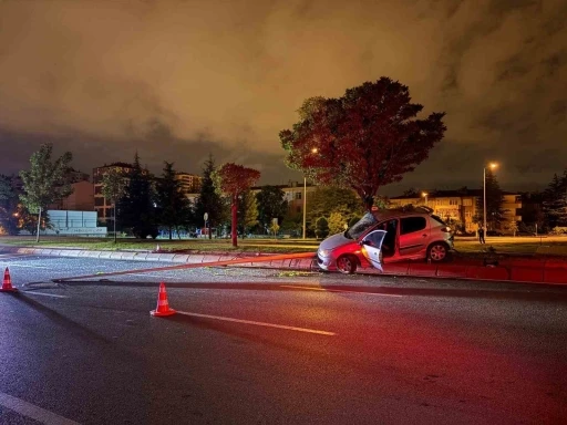 Direksiyon hakimiyetini kaybeden alkoll&uuml; s&uuml;r&uuml;c&uuml; aydınlatma direğini devirdi
