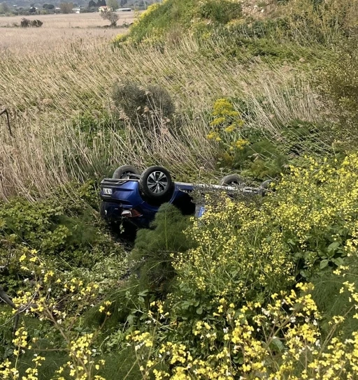 Direksiyon hakimiyetini kaybeden ara&ccedil; yoldan &ccedil;ıktı: 3 yaralı
