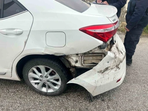 Direksiyon hakimiyetini kaybeden otomobil karşı şeritten gelen otomobile çarpması sonucu şarampole yuvarlandı, 2 yaralı
