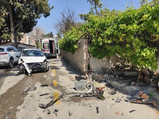 Direksiyon hakimiyetini kaybeden sürücü bahçe duvarına çarptı
